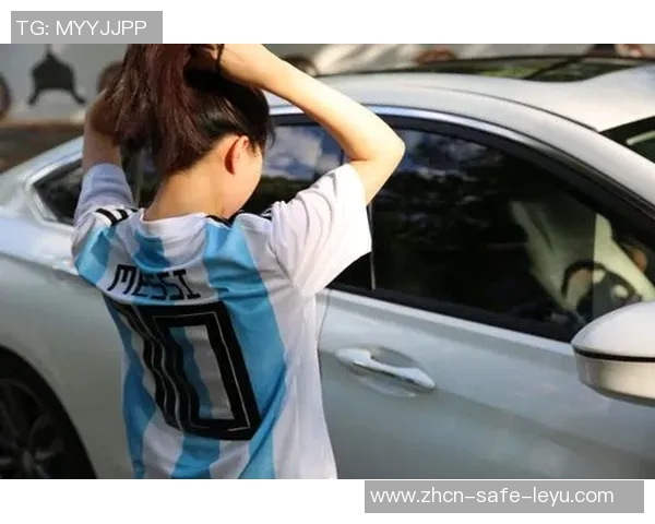 干露露足球宝贝展现魅力风采引领时尚潮流成为球迷心中的女神 干露露足球宝贝展现魅力风采引领时尚潮流成为球迷心中的女神